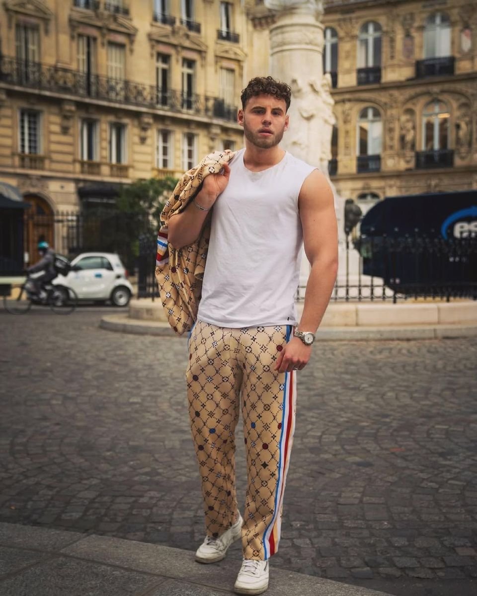 Arthur Allard en tenue streetwear dans une rue haussmannienne de Paris