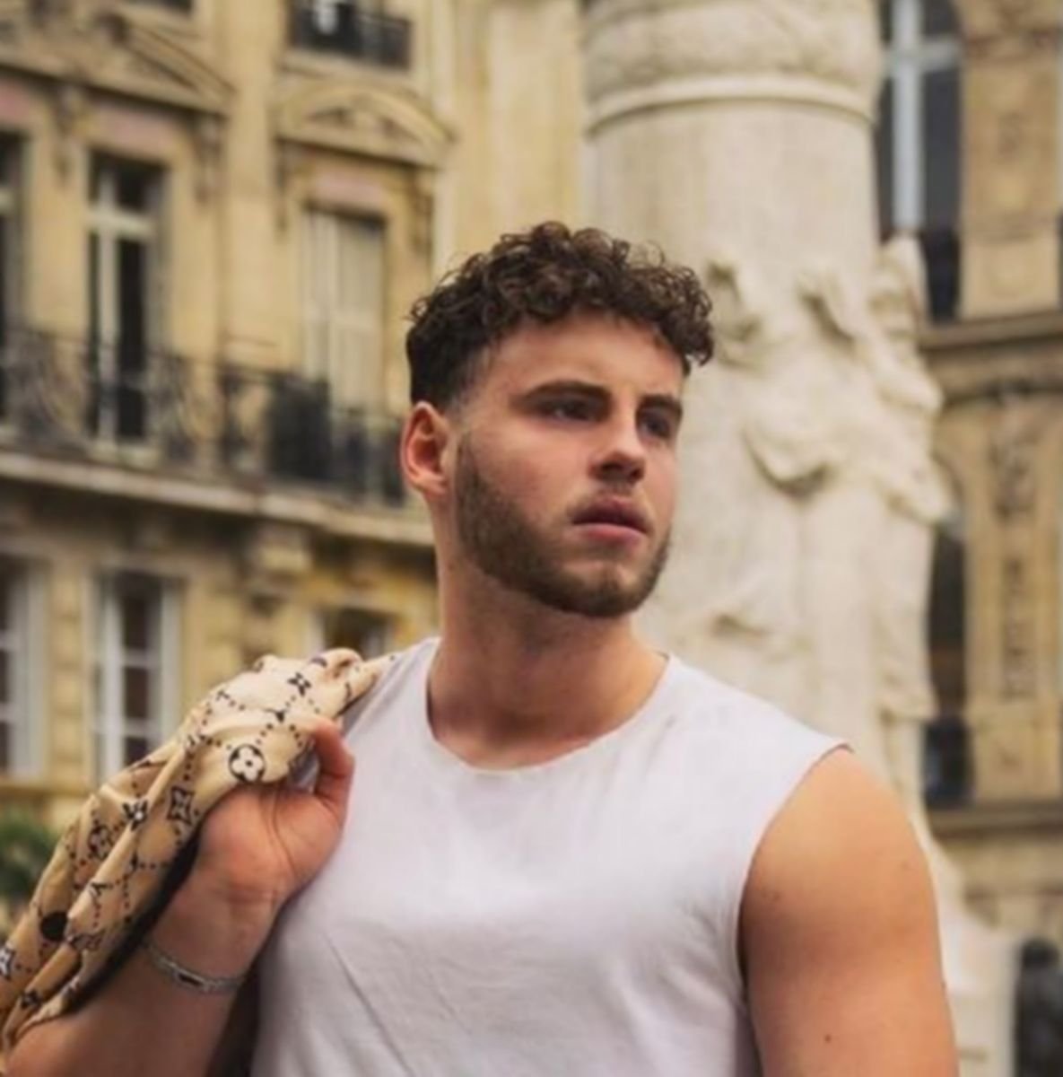 Portrait d'Arthur Allard, DJ et youtubeur, dans les rues de Paris
