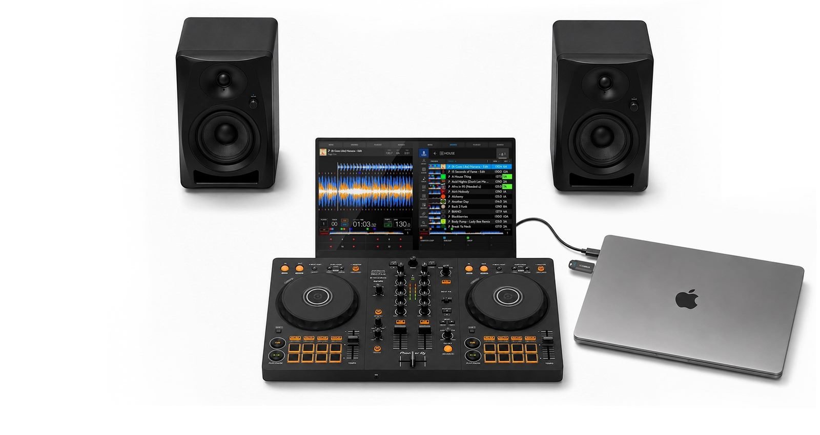 Le logiciel Stembox affiché sur un écran en studio, avec un controller DJ