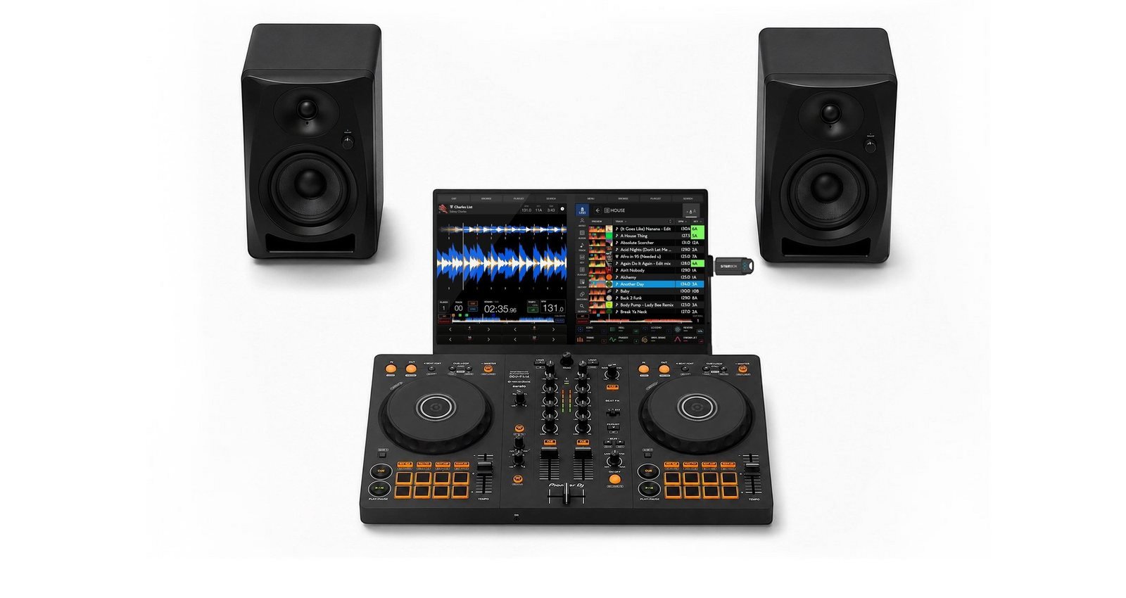 Stembox Pro entre deux enceintes : controller DJ, écran tactile avec waveforms et bibliothèque, clé USB, sans ordinateur